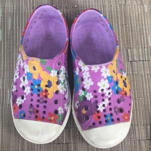 Flower print purple size 7 kid native shoes